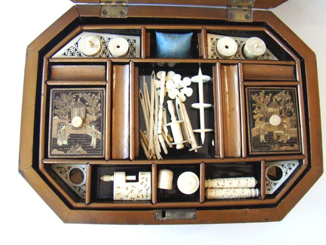 A beautiful 19th century Chinese black lacquer and gold sewing box circa 1860 — image 5